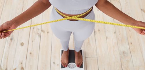 Idősebb nő egészséges ételt készít a konyhában